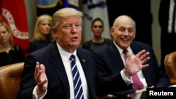 Menteri Keamanan Dalam Negeri AS John Kelly (kanan) mendengarkan Presiden Donald Trump dalam pertemuan dengan para ahli keamanan dunia maya di Gedung Putih (31/1). (Reuters/Kevin Lamarque)