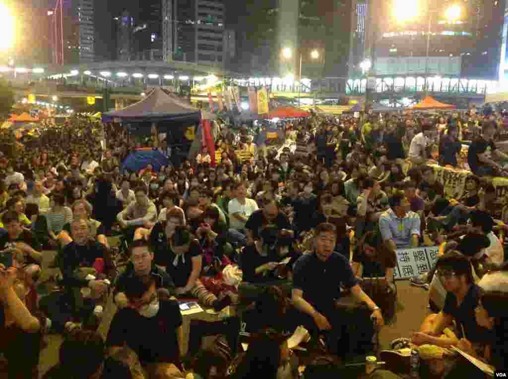 数千香港学生市民在金钟聚会 (美国之音海彦 拍摄)