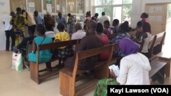 Des patients à la caisse du centre hospitalier régional (CHR), à Lomé, Togo, le 21 mars 2017. (VOA/Kayi Lawson)