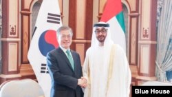 지난 25일 문재인 한국 대통령과 아랍에미리트연합의 모하메드 빈 자이드 알 나흐얀아부다비 왕세제가 정상회담 전 악수를 하고 있다. 두 정상은이날 공식오찬을 갖고 양국관계를 ‘특별 전략적 동반자 관계’로 격상하기로 합의했다고 청와대가 밝혔다. 청와대 제공 사진. 