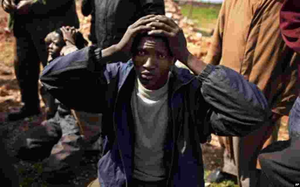 Qof u dhashay dalka Chad oo lagu qabtay Libya, Qofkan ayaa looga shakiyay inuu ka mid yahay calooshood u shaqeystayaal ka socda Africa oo u dagaallamaya Mucaamaral Qadaafi, February 27, 2011