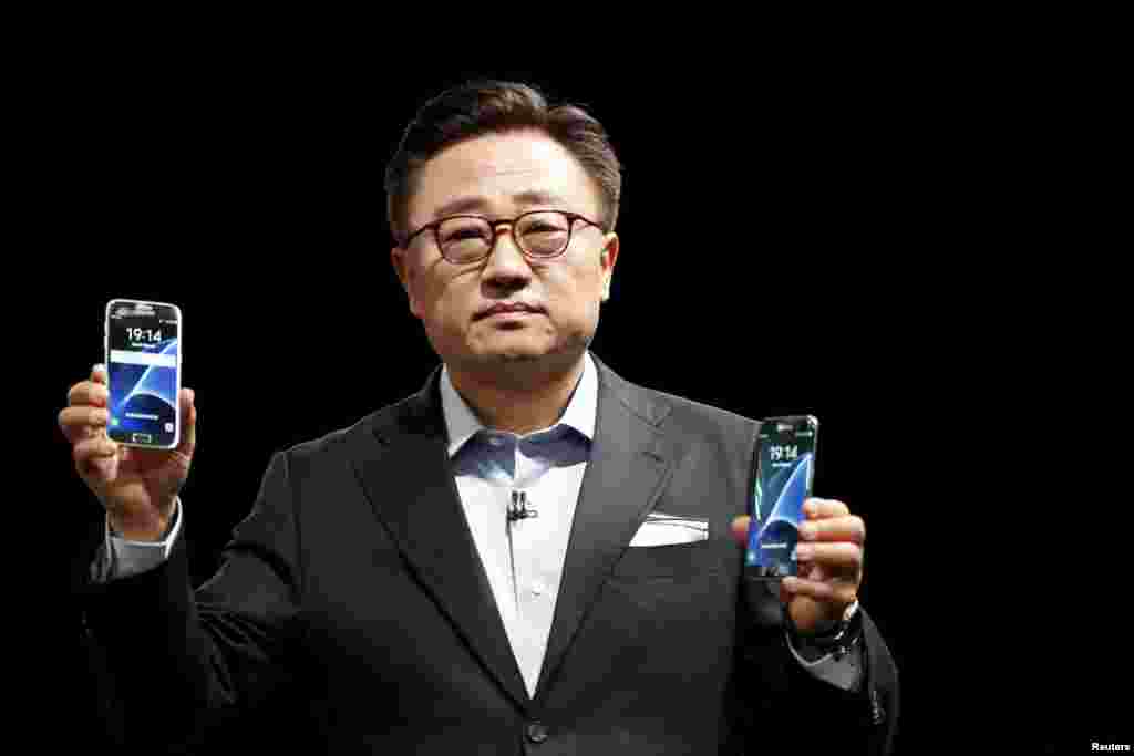 Samsung's Mobile Communications Business president, Dongjin Koh, holds the S7 and S7 edge new smartphones during their unveiling ceremony at the Mobile World Congress in Barcelona, Spain, Feb. 21, 2016. 