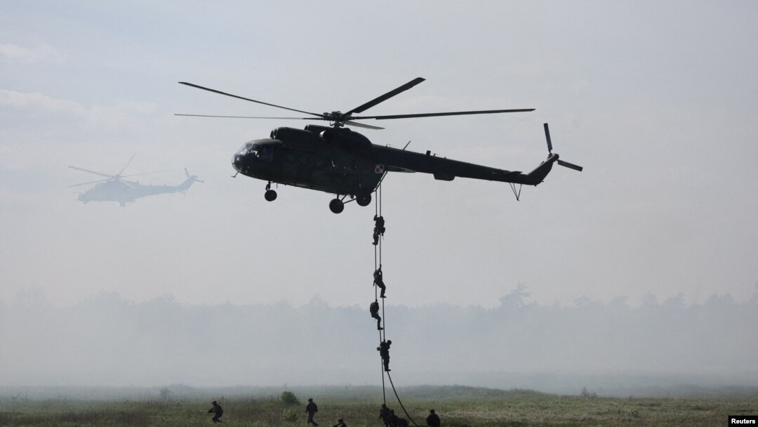 Польские военнослужащие высаживаются из вертолета на учениях в Польше (архивное фото)