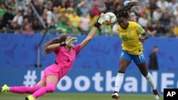 Reggae Girlz olarak bilinen Jamaika kadın milli futbol takımının bazı oyuncuları, kaygılarını kamuoyunun dikkatine çekme yolunu seçti ve Jamaika Futbol Federasyonu'na, içinde bulundukları kötü şartların düzeltilmesi için başvuru yaptı. 