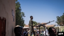 Seorang tentara Sudan berdiri di belakang senapan mesin yang berada di atas truk pikap militer di luar sebuah rumah sakit di Omdurman, Sudan, pada 2 November 2024. (Foto: AFP/Amaury Falt-Brown)