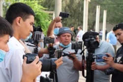 Uzbek bloggers and journalists cover the trial of their colleague Otabek Sattoriy. (Effect.uz)