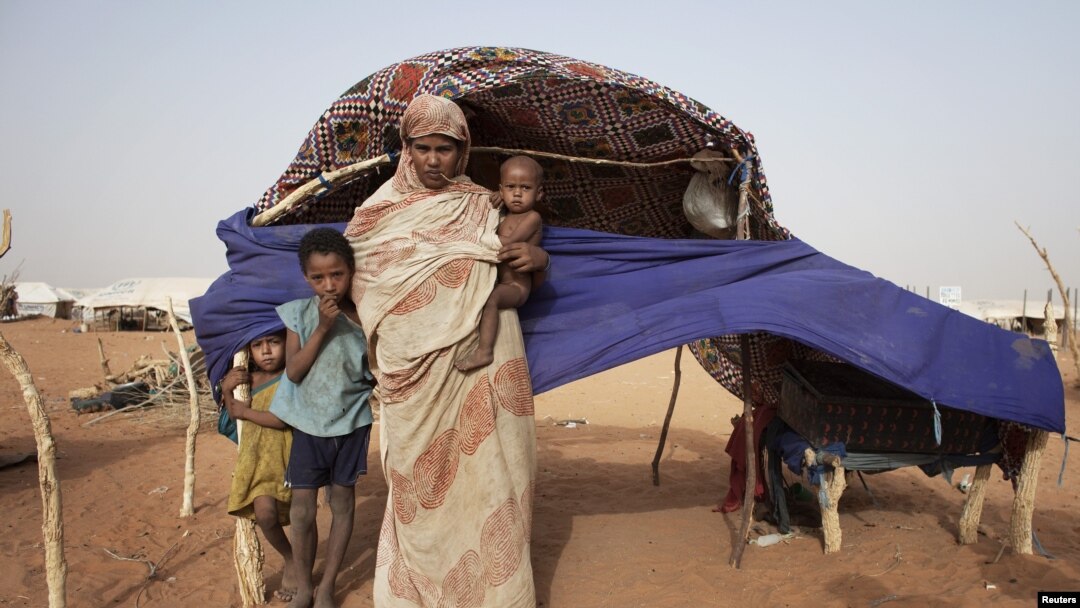 Hoton Zeinab Mint Hama, 25, da yaranta Zuber (hagu), Bon Oumar (na biyu a hagu) and Seydna Ali a sansanin 'yan gudun hijira mai Mbera refugee camp a kudancin Mauritania, May 23, 2012. 