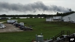 Humo sale de la plataforma de lanzamiento del cohete Falcon 9 de SpaceX en Cabo Cañaveral.