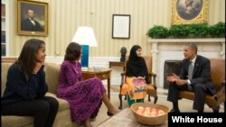 Presiden Amerika Barack Obama, Ibu Negara Michelle Obama dan putri mereka, Malia, menemui Malala Yousafzai di Kantor Oval, Gedung Putih, Washington DC (11/10).