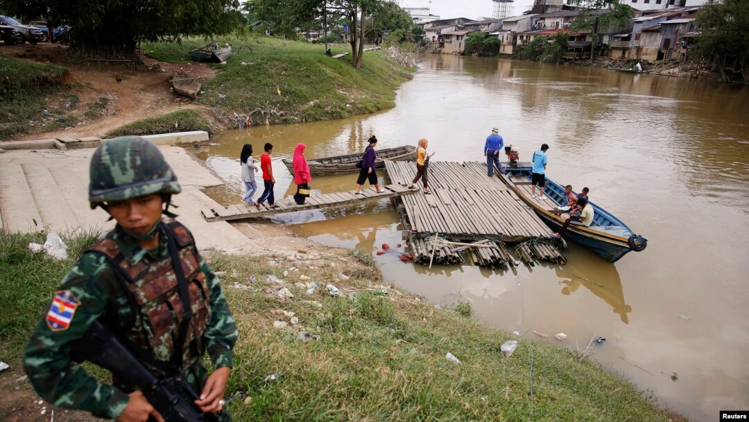 Tentara Thailand berjaga-jaga di Sungai Kolok, bagian selatan provinsi Narathiwat province. (Foto: Dok)