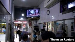 중국 상하이의 한 이발소에서 걸린 TV 화면에 미국의 대선 진행 상황이 보도되고 있다. 