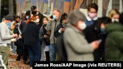 Orang-orang antre untuk tes COVID-19 di sebuah fasilitas tes di Melbourne seiring dengan merebaknya klaster kasus-kasus baru, Rabu, 26 Mei 2021. (Foto: James Ross/AAP Image via Reuters)