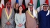 Menteri Luar Negeri Kuwait Abdullah Ali Al-Yahya, Jerman Annalena Baerbock, Bahrain Abdullatif bin Rashid al-Zayani, dan Uni Emirat Arab Abdulla bin Zayed Al-Nahyan, berfoto bersama dalam pertemuan diplomat Timur Tengah dan Eropa di Riyadh, 12 Januari 2025. (Foto: AFP)