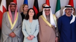 Menteri Luar Negeri Kuwait Abdullah Ali Al-Yahya, Jerman Annalena Baerbock, Bahrain Abdullatif bin Rashid al-Zayani, dan Uni Emirat Arab Abdulla bin Zayed Al-Nahyan, berfoto bersama dalam pertemuan diplomat Timur Tengah dan Eropa di Riyadh, 12 Januari 2025. (Foto: AFP)