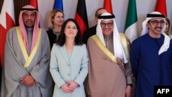 Menteri Luar Negeri Kuwait Abdullah Ali Al-Yahya, Jerman Annalena Baerbock, Bahrain Abdullatif bin Rashid al-Zayani, dan Uni Emirat Arab Abdulla bin Zayed Al-Nahyan, berfoto bersama dalam pertemuan diplomat Timur Tengah dan Eropa di Riyadh, 12 Januari 2025. (Foto: AFP)