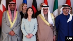 از چپ به راست، وزیر خارجهٔ کویت عبدالله علی آل یحیی، انالنیا بیربوک، وزیر خارجهٔ آلمان، عبداللطیف بن راشد الزیانی، وزیرخارجهٔ بحرین و عبدالله بن زاید آل نهیان، وزیر امارات متحدهٔ عرب با شرکت کنندگان در نشستی در عربستان
