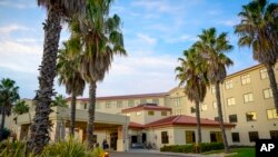 Hotel Westwind Inn, en la base Travis de la Fuerza Aérea de EE.UU., donde se alojaron algunos de los estadounidenses evacuados de China por el coronavirus, para completar una cuarentena de dos semanas que terminó el martes 18 de febrero. Foto: FFAA de EEUU, archivo.