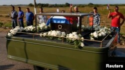 La caravana que cuida una pequeña urna de cedro cubierta con la bandera cubana partió en la mañana desde La Habana hacia el este de Cuba.