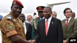 Pemimpin militer Burkina Faso Isaac Zida (kiri) menyambut kedatangan Presiden Nigeria Goodluck Jonathan di bandara Ouagadougou (5/11).