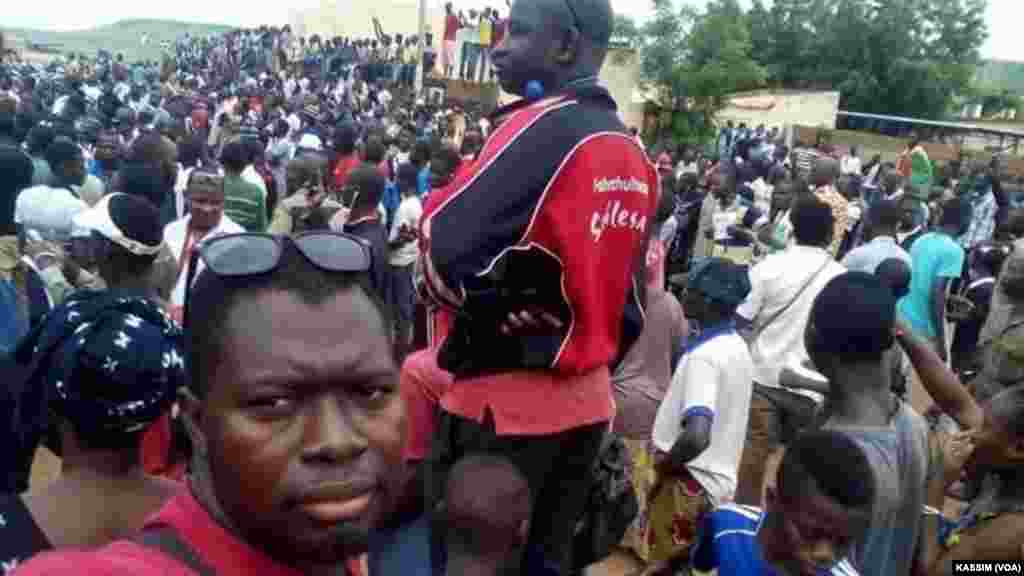 Manifestaion devant le tribunal dans la commune&nbsp;IV, Bamako, le 17 août, 2016. (VOA/Kassim Traoré)