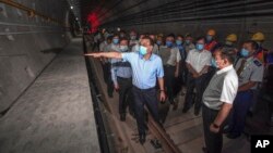 资料照：中国时任总理李克强在河南郑州视察遭水灾的郑州地铁5号线。（2021年8月18日）