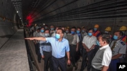 資料照：中國時任總理李克強在河南鄭州視察遭水災的鄭州地鐵5號線。 （2021年8月18日）