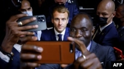 Rais wa Ufaransa Emmanuel Macron katikati, akipiga picha baada ya mchezo wa mpira wa vikapu wakati wa kilele cha mkutano wa Afrika na Ufaransa mwaka 2021, uliofanyika katika jiji la Montpellier lililopo kusini mwa Ufaransa. Octoba 8, 2021. Picha na Ludovic MARIN / AFP. 