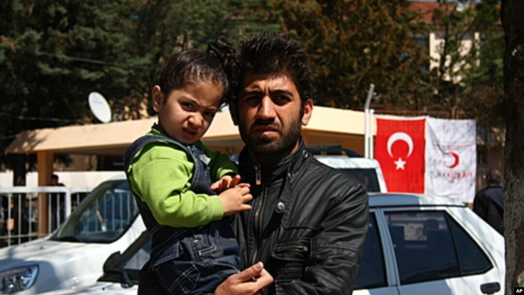 Kurd millatiga mansub suriyalik Jivon hozir to’rt yashar farzandi bilan Turkiyadagi qochoqlar lagerida yashayapti. Yayladagi, Turkiya, 22-mart, 2012-yil.
