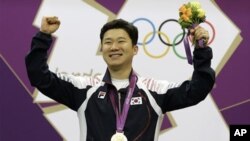 런던올림픽 남자 사격 50ｍ 경기에서 금메달을 획득한 한국의 진종오 선수