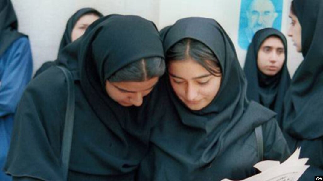 Dua mahasiswi di Teheran, Iran, membaca surat kabar reformis Mosharekat.