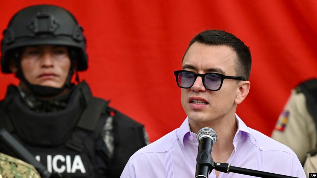  El presidente ecuatoriano, Daniel Noboa, habla durante una ceremonia de entrega de rifles a la Policía Nacional en la Unidad de Vigilancia Comunitaria en Durán, Ecuador, el 6 de agosto de 2024.