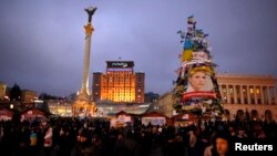 Ukrainian pro-European integration protesters attend a rally at Independence Square in Kiev, Dec.17, 2013. 