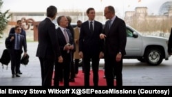 资料照片：美国代表团与乌克兰代表团在柏林会晤，讨论乌克兰和平协议。(2025年12月14日)