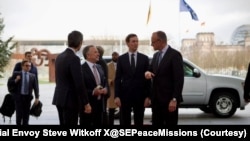 14일 독일 베를린에서 우크라이나 평화 협정을 논의하기 위해 회동한 미국과 우크라이나 대표단.