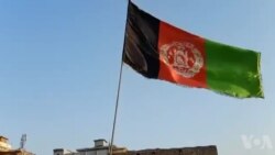 پشاور کی افغان مارکیٹ میں افغان پرچم نصب کیا جا رہا ہے