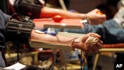 Reguladores federales anunciaron que eliminarán la prohibición a hombres homosexuales y bisexuales de donar sangre.