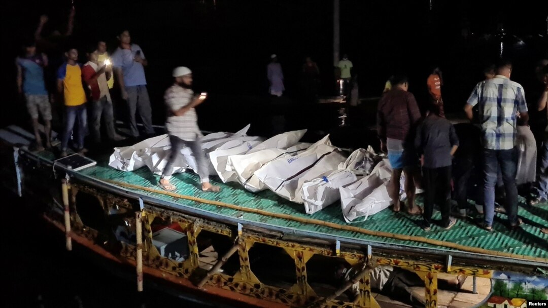 Warga dan kerabat memeriksa jenazah para korban setelah sebuah kapal yang penuh dengan penumpang tenggelam setelah menabrak kapal pengangkut pasir, di Brahmanbaria, Bangladesh, Jumat (27/8).