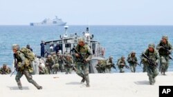 ຢູ່ໃນພາບທີ່ຖ່າຍໃນວັນທີ 9 ພຶດສະພາ 2018 ທະຫານມາຣີນ ຂອງຟີລິບປິນ ແລະຂອງສະຫະລັດ ພາກັນບຸກຂຶ້ນ ຫາດຊາຍແຄມຝັ່ງທະເລ ຊຶ່ງເປັນສ່ວນນຶ່ງຂອງ
ການຊ້ອມລົບ ທີ່ປະກອບມີ ການຊ້ອມຢູ່ເທິງບົກ ແລະທາງນໍ້າ ເປັນເວລາສອງອາທິດ ຢູ່ໃນທະເລຈີນໃຕ້ ໃນເຂດຂອງຟີລິປິນ. 