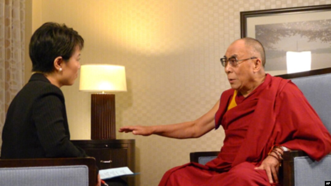 VOA's Xin Chen interviews the Dalai Lama at the Washington Hilton Hotel in Washington, D.C., July 12, 2011.