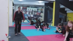 Keçên Duhokê di Kickboxingê de Serkeftinan Qezenc Dikin

