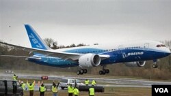 Boeing 787 Dreamliner, terbuat dari material komposit plastik, mampu menghemat bahan bakar hingga 20 persen.