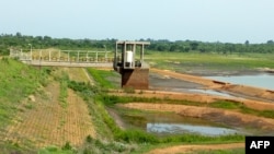 Le barrage Asseche de la Compagnie de Distribution d'Eau de Côte d'Ivoire (SODECI) Agoua-Yaokro près de Bouaké, 11 avril 2018.