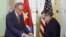 AQShning Kubadagi manfaatlariga javob beruvchi rasmiy Jeffri Delaurentis (chapda) Kuba Prezidenti Raul Kastroga Barak Obamaning elchixonalarni ochish haqidagi nomasini topshirmoqda, Gavana, Kuba, 1-iyul, 2015-yil