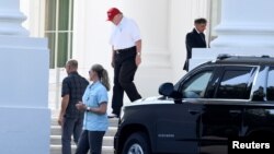 El presidente de EE.UU., Donald Trump, vestido para jugar golf, parte de la Casa Blanca hacia su Trump National Gold Club en Sterling, Virginia, el domingo 14 de julio de 2019.