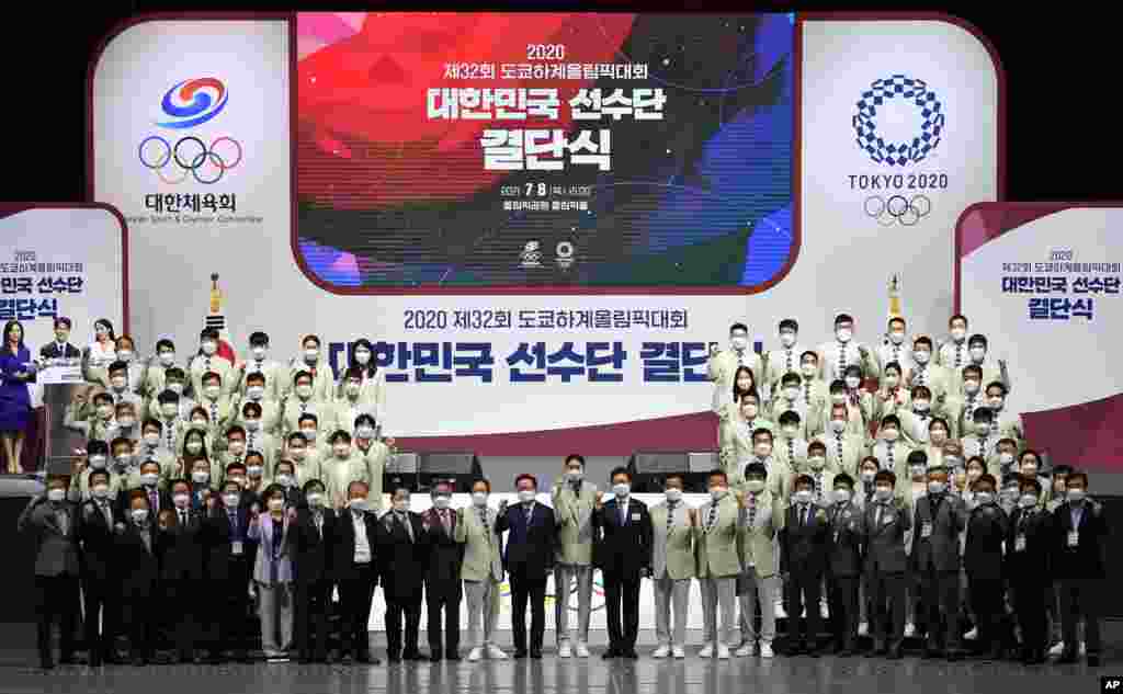 عکس دستجمعی ورزشکاران و مربیان و مقامات ورزش کره جنوبی در سئول که قرار است عازم بازی‌های المپیک ۲۰۲۰ توکیو شوند.