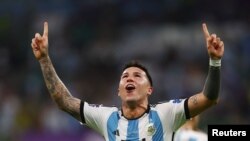 Enzo Fernández de Argentina celebra su gol. REUTERS/Kai Pfaffenbach