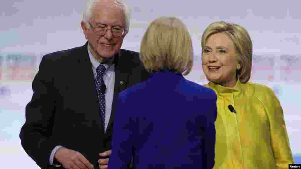 Les candidats présidentiels démocrates américains sénateur Bernie Sanders et ancienne secrétaire d'Etat Hillary Clinton se serrent la main avec la modératrice Judy Woodruff, Milwauke, 11 février 2016 .
