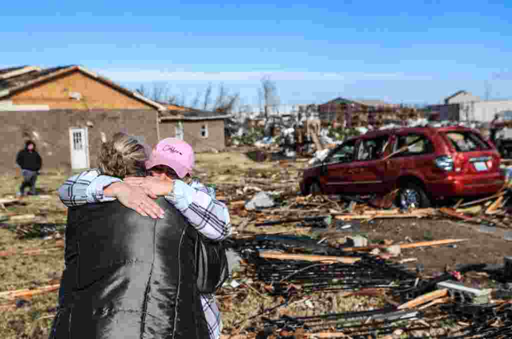 Irene Noltner consuela a Jody O'Neill afuera de The Lighthouse, un refugio para mujeres y niños que fue destruido junto con gran parte del centro de Mayfield, Kentucky. Matt Stone/USA. Today Network v&#237;a Reuters. 