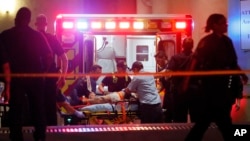 Une équipe de secours administre de premiers soins à un blessé après la fusillade des policiers par des hommes armés lors d’une manifestation antiraciste à Dallas, 8 juillet 2016. (AP Photo / Tony Gutierrez)