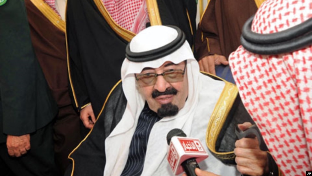 Raja Saudi, Abdullah berbicara dengan media Saudi (foto: dok). Kerajaan Saudi melakukan penindakan tegas terhadap para pembangkang. 